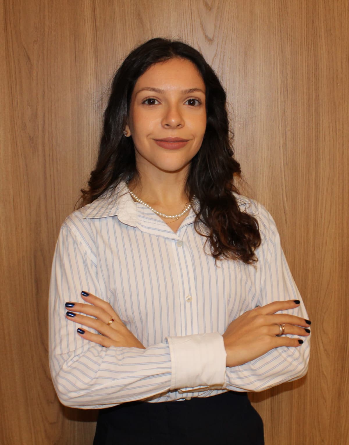 Foto profissional da Dra. Isabela Costa em ambiente de escritório, vestindo traje formal, transmitindo profissionalismo e confiança